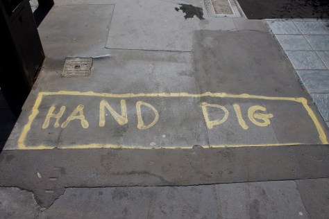 Street Photography: Hand Dig